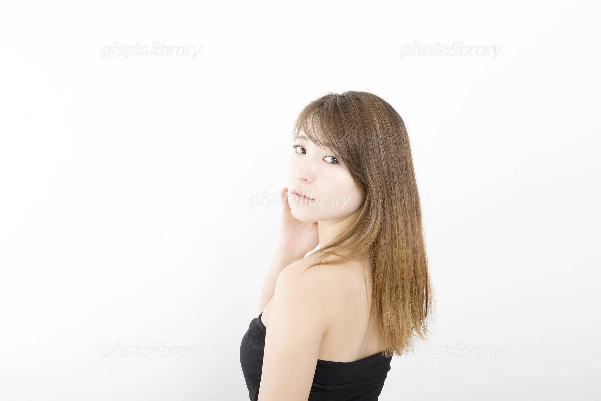 肌見せの季節到来!夏ファッションにあわせた“ケアメイク”