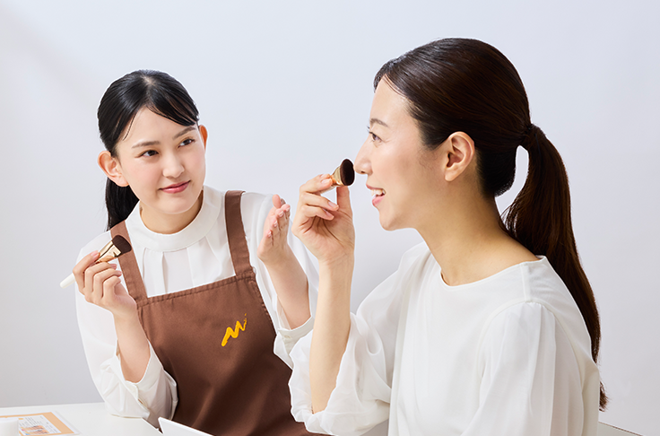 マーシュフィールド商品の使用方法紹介している様子